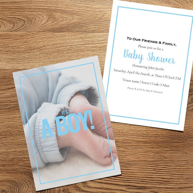 En pojke, eget foto, barnduschkort. (Baby boy announcement card featuring a close-up of tiny feet)