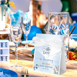 En pojke håller på att knäcka Party Boy Shower Presentaskar