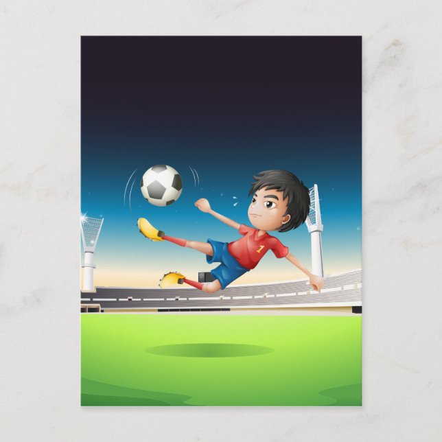 En pojke i en röd uniform vid fotboll fält vykort (Framsida)