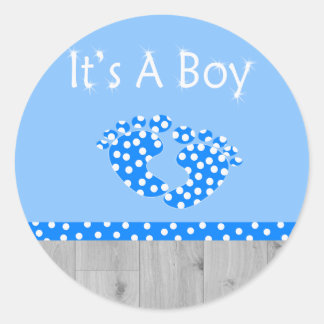 En pojke med blå baby-fot runt klistermärke