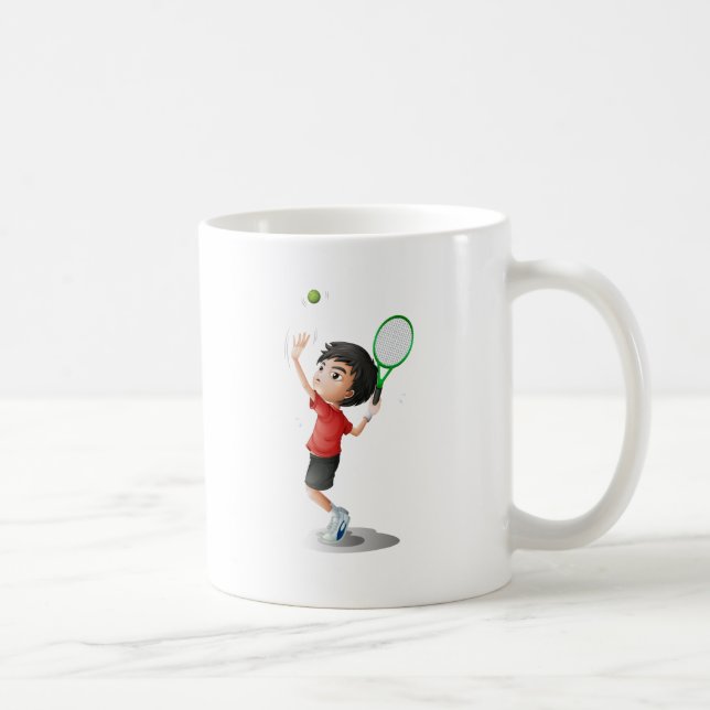 En pojke som leker tennis kaffemugg (Höger)