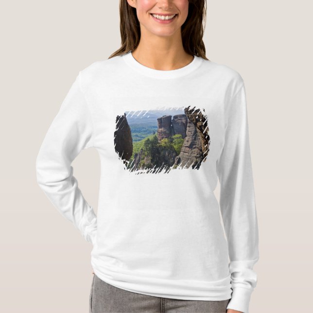 En promenad genom Belogradchik Castle Ruins Tee Shirt (Framsida)