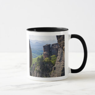 En promenad genom Belogradchik slottets ruiner Mugg