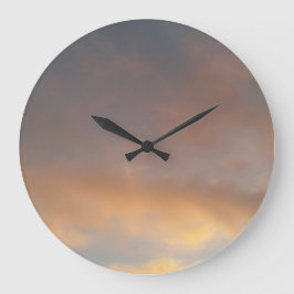 En promenad i molnen 2 Rosa moln i blå himmel. Stor Klocka