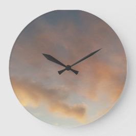 En promenad i molnen 3 Rosa moln i blå himmel. Stor Klocka