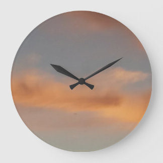 En promenad i molnen 7 Rosa moln i blå himmel. Stor Klocka