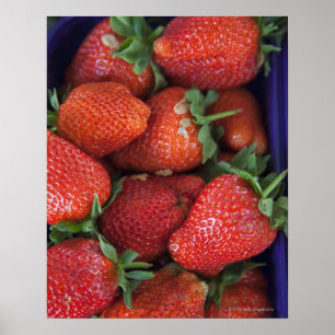 en punnet av till salu mogna nya jordgubbar in poster