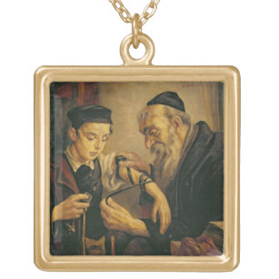 En rabbin som binder phylacteriesna till armen av guldpläterat halsband
