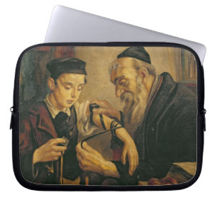 En rabbin som binder phylacteriesna till armen av laptop fodral