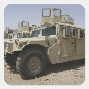 En rad humvektorer från insatsens militära politik fyrkantigt klistermärke