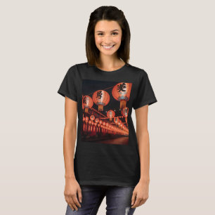 en rad kinesiska lyktor med kineser skrivna på t shirt