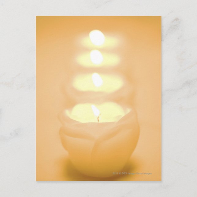 En rad tända ljus vykort (Framsida)