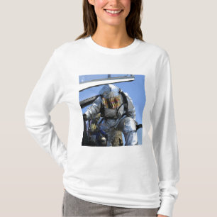 En räddingdrillborr utförs på flygdäcket tee shirt
