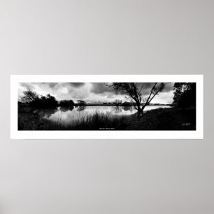 En Rainy Day i Texas ranch lever i svart och vitt Poster