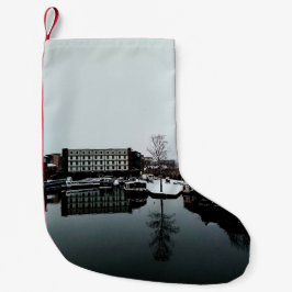 En reflektion i vatten liten julstrumpa