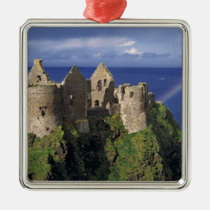 En regnbåge slår mot det medeltida Dunluce slott p Julgransprydnad Metall