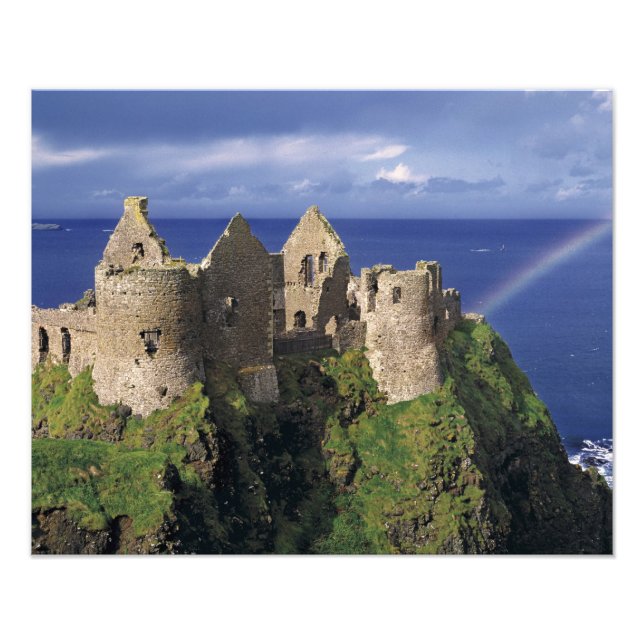 En regnbåge slår mot det medeltida Dunluce slottet Fototryck (Framsidan)