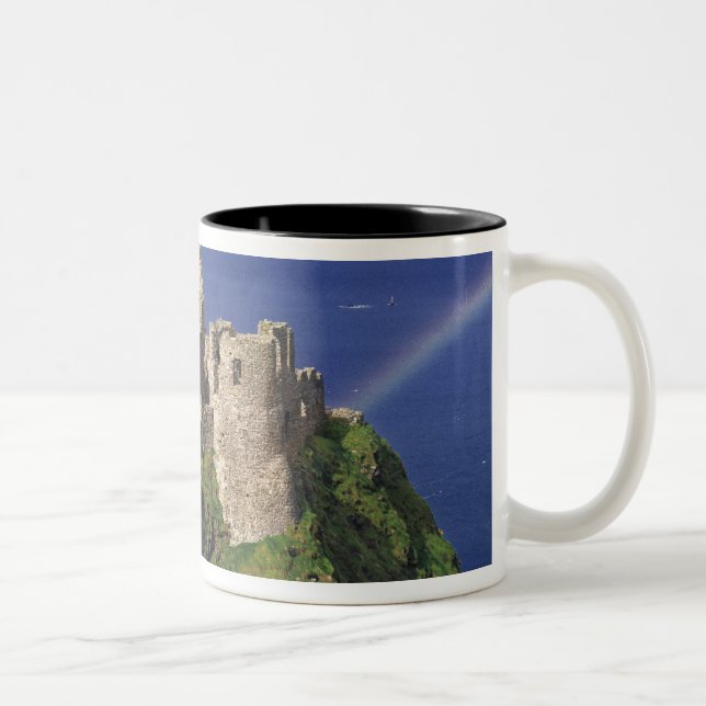 En regnbåge slår mot det medeltida Dunluce slottet Två-Tonad Mugg (Höger)