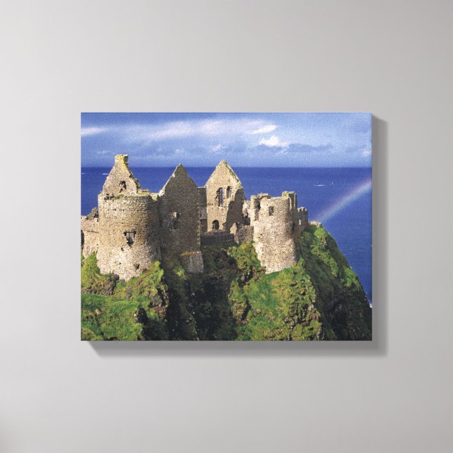 En regnbåge slår mot det medeltida slottet Dunluce Canvastryck (Framsida)