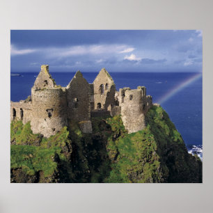 En regnbåge slår mot det medeltida slottet Dunluce Poster