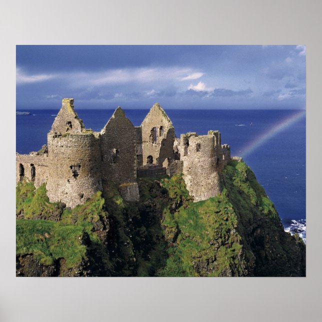 En regnbåge slår mot det medeltida slottet Dunluce Poster (Framsidan)