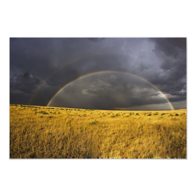 En regnbåge som framträder genom en dimmig eftermi fototryck (Framsidan)