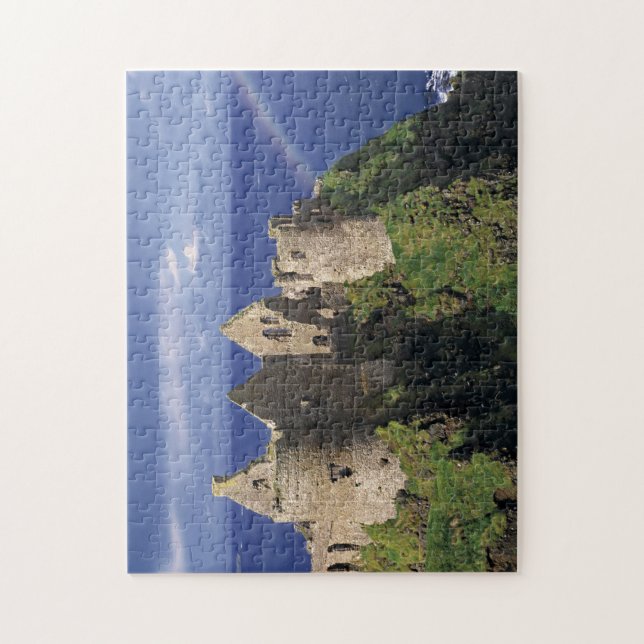 En regnbåge träffar det medeltida Dunluce slottet Pussel (Vertikal)
