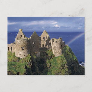 En regnbåge träffar det medeltida Dunluce slottet Vykort