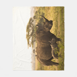 En Rhino med hennes baby Fleecefilt