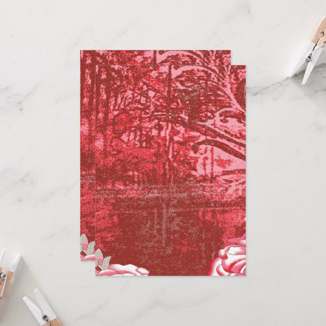 En rikligt mönstrad textilvara med vibrerande rött inbjudningar (Fram/Back In Situ)