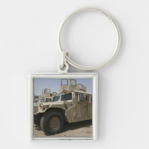 En ro av humvees från specialgruppmilitären Poli Fyrkantig Silverfärgad Nyckelring