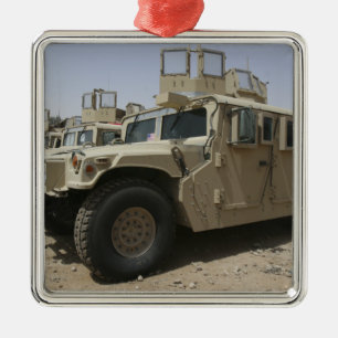 En ro av humvees från specialgruppmilitären Poli Julgransprydnad Metall