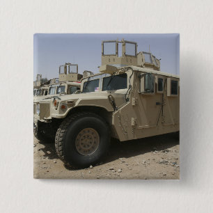En ro av humvees från specialgruppmilitären Poli Knapp