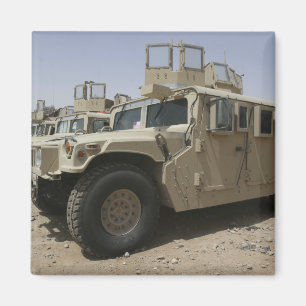 En ro av humvees från specialgruppmilitären Poli Magnet