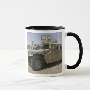 En ro av humvees från specialgruppmilitären Poli Mugg