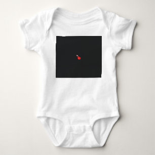 en röd blomma med svart bakgrund t shirt