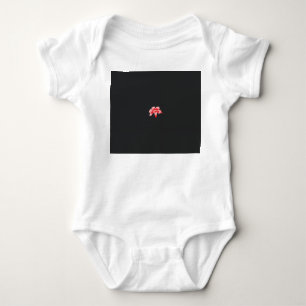 en röd blomma på svart bakgrund t shirt