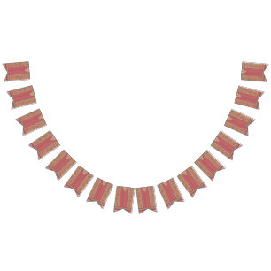 en röd och beige matta med guld gräns vimplar