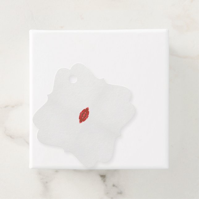 en röd och brun design på vit bakgrund gåvor etiketter (På plats)