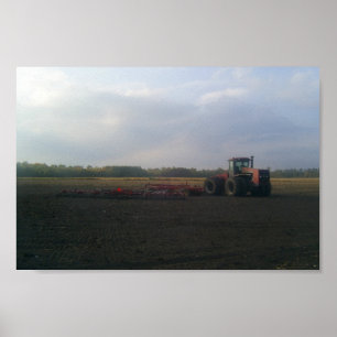 En röd traktor som vilar på de öppna fälten… poster