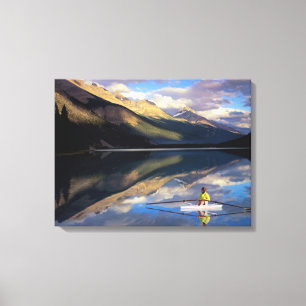 En roddare på Banff Lake i Kanada (MR) Canvastryck