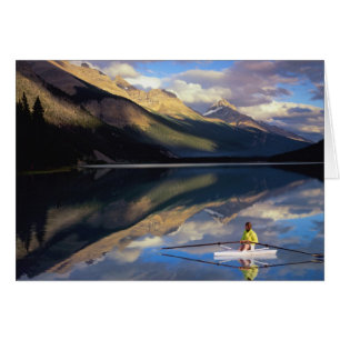 En roddare på Banff Lake i Kanada (MR) Hälsningskort