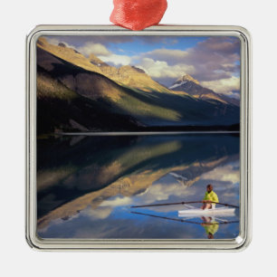 En roddare på Banff Lake i Kanada (MR) Julgransprydnad Metall