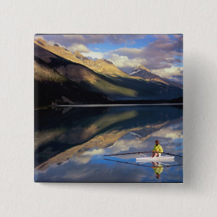 En roddare på Banff Lake i Kanada (MR) Knapp