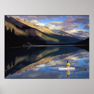 En roddare på Banff Lake i Kanada (MR) Poster