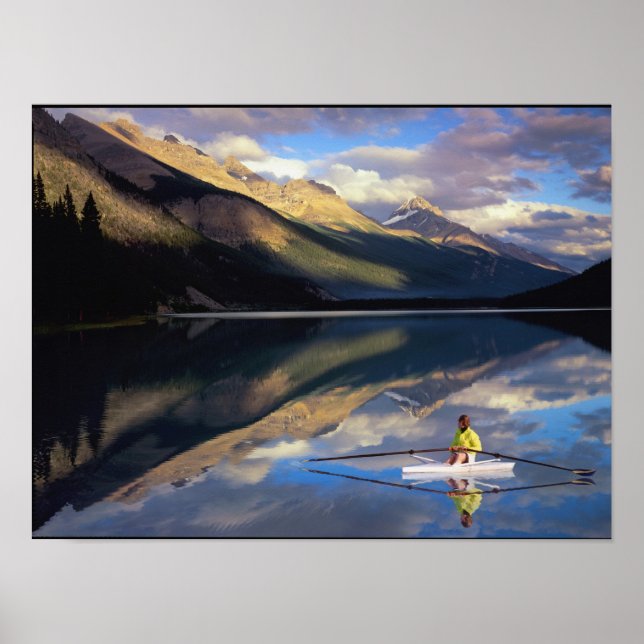En roddare på Banff Lake i Kanada (MR) Poster (Framsidan)