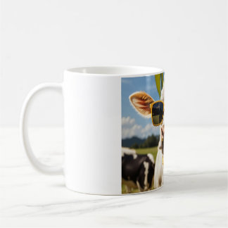 En rolig ko med solglasögon på sig i en åker kaffemugg