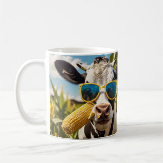 En rolig ko som äter en majskolv på en åker kaffemugg