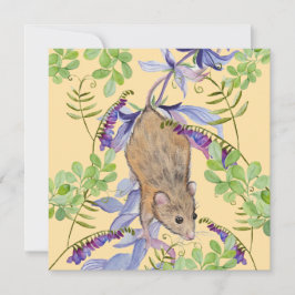 En rolig mus i en tjocklek med blommor. julkort