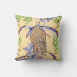 En rolig mus i en tjocklek med blommor. kudde